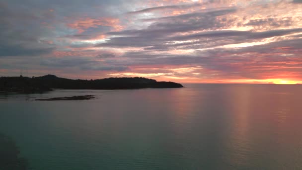 Boom Sliding Right Drone Cloudy Orange Sunset Paradise Beach Koh — Wideo stockowe