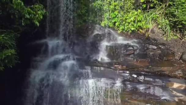 Wznoszący Się Dron Wodospadu Huang Nam Khiao Głęboko Dżungli Wyspie — Wideo stockowe