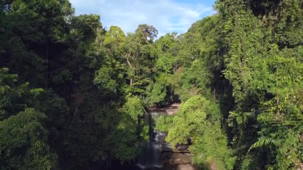 Sjunkande Drönare Huang Nam Khiao Waterfall Djupt Djungeln Kut Thailand — Stockvideo