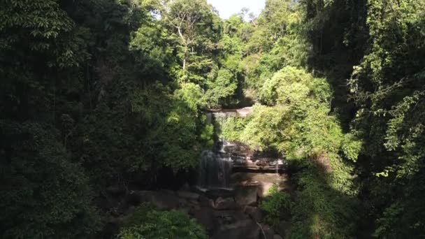 黄南角湾瀑布坠落的无人驾驶飞机深落在科图塔雷岛上的丛林深处 2022年 优质4K电影胶片 — 图库视频影像