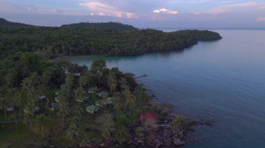 Panorama İnsansız Hava Aracı, ko kut adası Tayland Sabah Gündoğumu 2022 yüksek kaliteli 4K sinematik görüntü. 