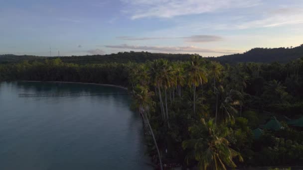 在泰国科特岛海滩下降的无人驾驶飞机早晨日出2022 高质量的4K电影胶片 — 图库视频影像