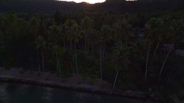 右ドローンビーチにスライドブーム Kut島タイの朝の日の出2022 高品質4K映画の映像 — ストック動画