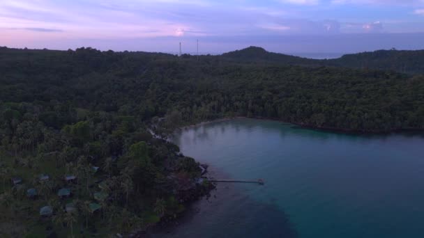 パノラマの概要ビーチ上空のドローン Kut島タイ朝の日の出2022 高品質4K映画の映像 — ストック動画