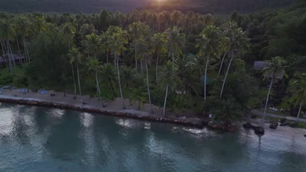 無人機上のビーチオーバーフライト Koのカット島タイの朝の日の出2022 高品質の4K映画の映像 — ストック動画