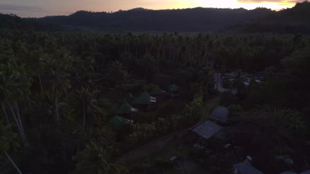 ビーチでドローンを左にスライドブーム Kut島タイの朝の日の出2022 高品質4K映画の映像 — ストック動画