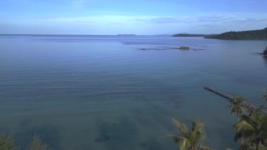 Plajın üzerinde ters uçakla uçmak, ko kut adası Tayland sabah güneşinin doğuşu 2022 yüksek kaliteli 4K sinematik görüntü.. 