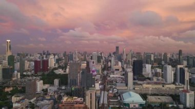 Şehir merkezindeki Siam Bangkok Thailand 'a iniş yapan insansız hava aracı 2022. Yüksek Kaliteli 4k Sinematik Görüntüler.