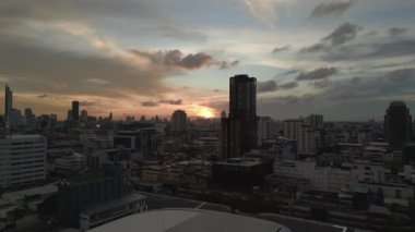 Şehir merkezindeki Siam Bangkok Thailand 2022 'de yükselen insansız hava aracı. Yüksek Kaliteli 4k Sinematik Görüntüler.