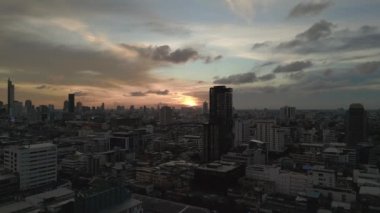 Şehir merkezindeki Siam Bangkok Tayland günbatımı 2022 'de ters uçakla uçmak. Yüksek Kaliteli 4k Sinematik Görüntüler.
