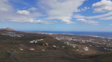 İniş yapan İHA, 2023 baharında. 4k uhd sinematik çekim.