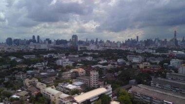 Geniş yörüngedeki insansız hava aracı, Tayland ve 2022. 4k uhd sinematik çekim.