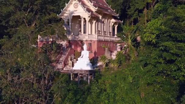 Descending Drone White Buddha Island Koh Kood Thailand 2022 Uhd — стокове відео