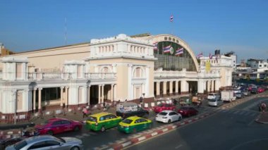 Eski merkez tren istasyonu Hua Lamphong Tren İstasyonu Tayland 2022 'de ters uçuşta. 4k uhd sinematik çekim.