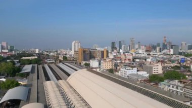 Merkez tren istasyonu Hua Lamphong Tren İstasyonu 2022 'ye doğru kayıyor. 4k uhd sinematik çekim.