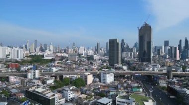 Panorama insansız hava aracı tren istasyonu Hua Lamphong Tren İstasyonu Tayland 2022. 4k uhd sinematik çekim.