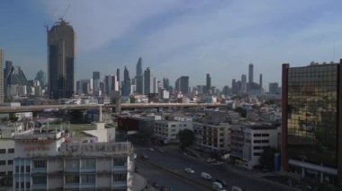 Panorama genel bakış insansız hava aracı Bangkok eski merkez tren istasyonu Hua Lamphong Tren İstasyonu Tayland 2022. 4k uhd sinematik çekim.