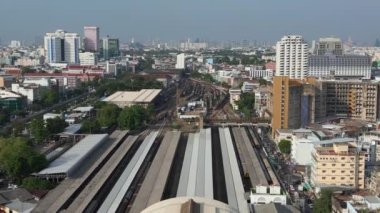 Panorama genel bakış insansız hava aracı Bangkok eski merkez tren istasyonu Hua Lamphong Tren İstasyonu Tayland 2022. 4k uhd sinematik çekim.
