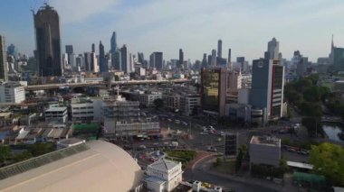 Panorama genel bakış insansız hava aracı Bangkok eski merkez tren istasyonu Hua Lamphong Tren İstasyonu Tayland 2022. 4k uhd sinematik çekim.