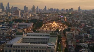 İHA Bangkok Budist tapınağı Loha Prasat akşam ve 2022 'de yükseliyor. 4k uhd sinematik çekim.