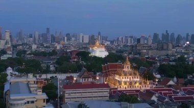 Panorama insansız hava aracı Bangkok Budist Tapınağı Loha Prasat 2022. 4k uhd sinematik çekim.