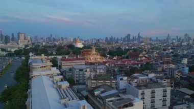 Panorama insansız hava aracı Bangkok Budist Tapınağı Loha Prasat 2022. 4k uhd sinematik çekim.