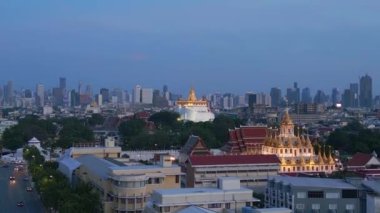 İHA Bangkok Budist tapınağı Loha Prasat akşam ve 2022 'de yükseliyor. 4k uhd sinematik çekim.
