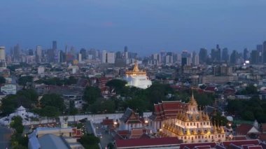Panorama yörüngesi insansız hava aracı Bangkok Budist tapınağı Loha Prasat akşam ve 2022. 4k uhd sinematik çekim.