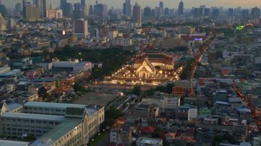 Panorama yörüngesi insansız hava aracı Bangkok Budist tapınağı Loha Prasat akşam ve 2022. 4k uhd sinematik çekim.