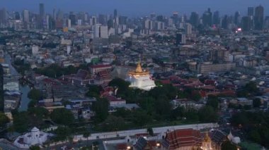 Panorama yörüngesi insansız hava aracı Bangkok Budist tapınağı Loha Prasat akşam ve 2022. 4k uhd sinematik çekim.