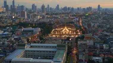 Panorama insansız hava aracı Bangkok Budist Tapınağı Loha Prasat 2022. 4k uhd sinematik çekim.