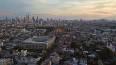 Panorama insansız hava aracı Bangkok Budist Tapınağı Loha Prasat 2022. 4k uhd sinematik çekim.