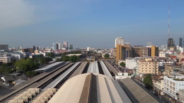 Rückwärtsdrohne Hua Lamphong Railway Station Thailand 2022 Uhd Filmmaterial — Stockvideo