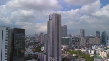 Geniş yörünge görüntüsü insansız hava aracı Bangkok Bölgesi modern ari, Tayland 2022. 4k uhd sinematik çekim.