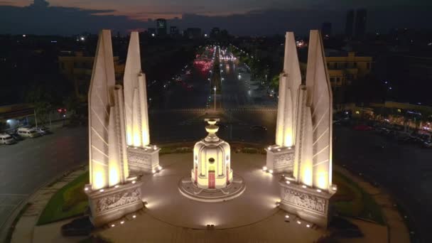 Fly Reverse Drone Bange Net Monumento Democracia Tailandia Nocturna 2022 — Vídeo de stock