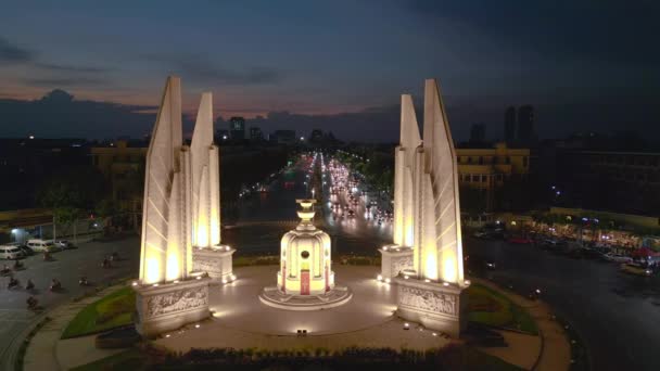 Static Tripod Hovering Drone Bangkok Democracy Monument Night Thailand 2022 — стокове відео