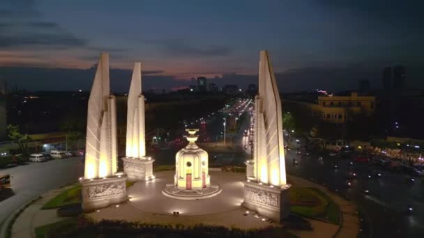 Panorámica Órbita Drone Bangjalá Monumento Democracia Noche Tailandia 2022 Imágenes — Vídeo de stock