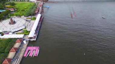 Kuş bakışı İHA Bangkok büyük nehir köprüsü, Tayland 2022. 4k uhd sinematik çekim.