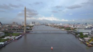 Bangkok 'taki büyük nehir köprüsünün tersine uçun, Tayland 2022. 4k uhd sinematik çekim.