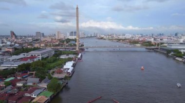 Bangkok 'taki büyük nehir köprüsüne doğru kayıyor. Tayland 2022. 4k uhd sinematik çekim.