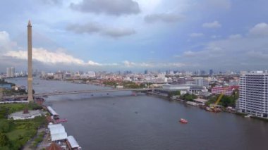 Panorama genel bakış İHA Bangkok büyük nehir köprüsü, Tayland 2022. 4k uhd sinematik çekim.