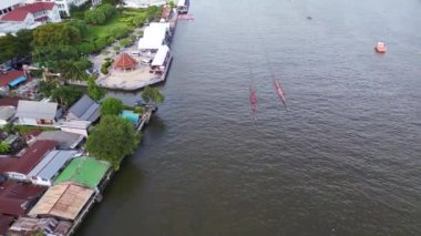 Bangkok 'taki büyük nehir köprüsünün tersine uçun, Tayland 2022. 4k uhd sinematik çekim.