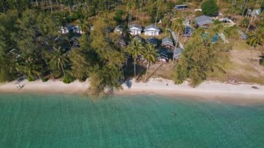 Panorama yörüngesi drone koh kood adası gizli plajı, Tayland 2022. 4k uhd sinematik çekim.