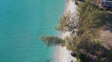 Dikey kuşların gözü Drone Koh Kood Adası gizli plajı, Tayland 2022. 4k uhd sinematik çekim.
