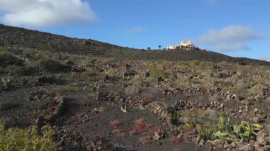 Hız rampası hiperlapse hareketli zaman aşımı volkan lav tarımı kül yolu, bulutlu bir gün 2023. Yüksek Kalite 4k... Sinematik görüntüler..