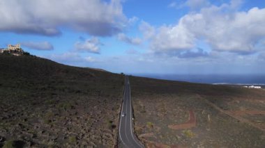 İHA Lanzarote volkanik lav tarlası tarımsal kül yolunun üzerinden uçtu. Bulutlu bir gün 2023. Yüksek Kalite 4k... Sinematik görüntüler..