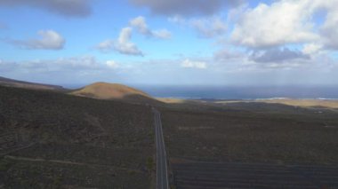 Lanzarote volkanik lav tarlası tarımsal kül yolu panorama genel bakış, bulutlu gün 2023. Yüksek Kalite 4k... Sinematik görüntüler..