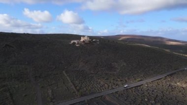 Lanzarote volkanik lav tarlası tarımsal kül yolu panorama genel bakış, bulutlu gün 2023. Yüksek Kalite 4k... Sinematik görüntüler..