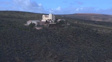 Panorama yörüngesi drone volkanı lav alanı tarımsal kül yolu, bulutlu gün 2023. Yüksek Kalite 4k... Sinematik görüntüler..