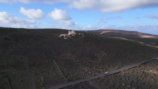 Panoramische Übersicht Drohne Vulkan Lanzarote Lavafeld Aschestraße Bewölkter Tag 2023 — Stockvideo
